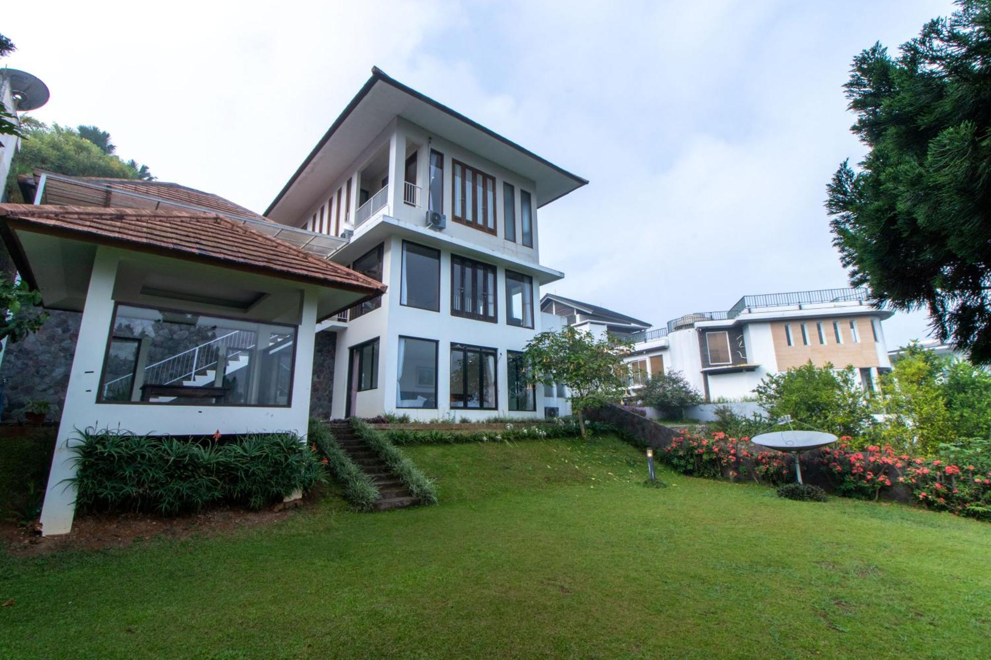 Family Only Villa With Large Backyard - De Reiz Kencana 4Br Bandung Exterior photo