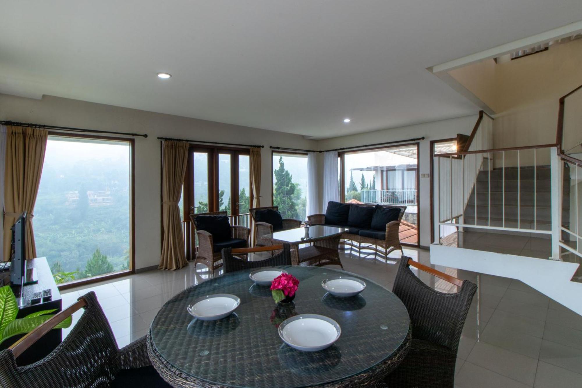 Family Only Villa With Large Backyard - De Reiz Kencana 4Br Bandung Exterior photo