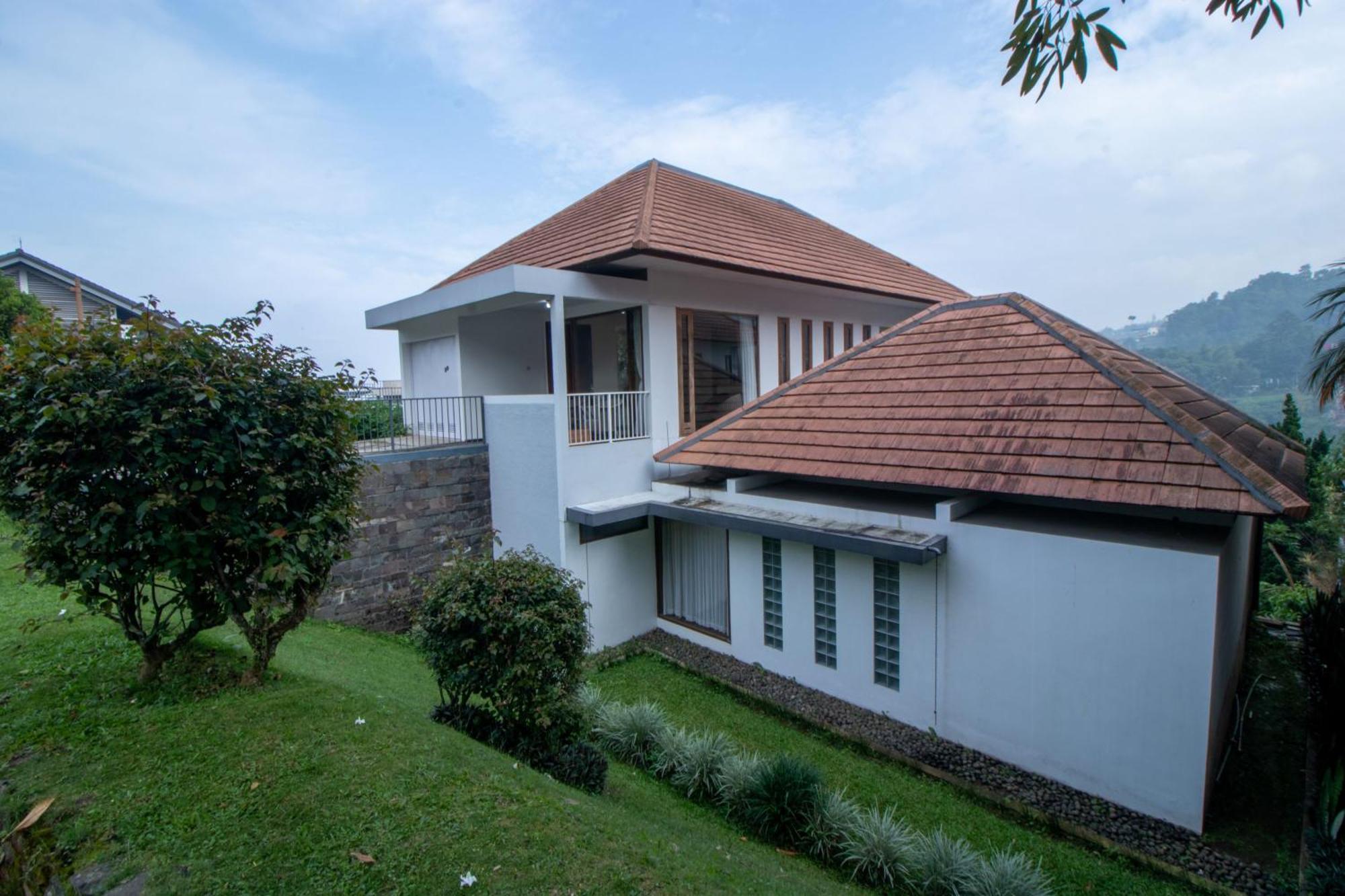 Family Only Villa With Large Backyard - De Reiz Kencana 4Br Bandung Exterior photo