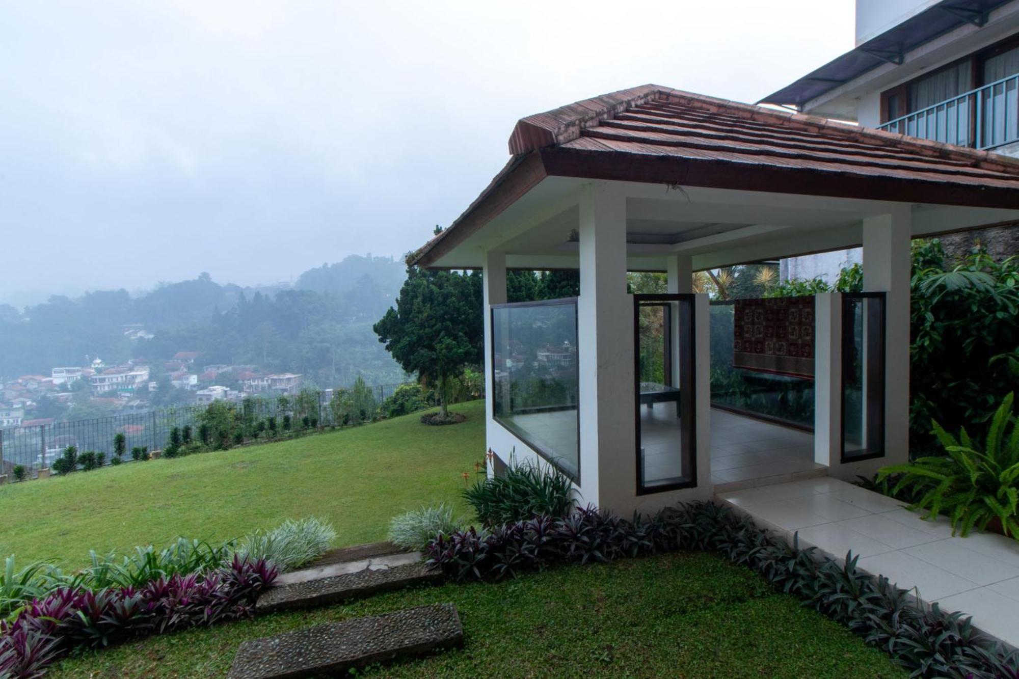 Family Only Villa With Large Backyard - De Reiz Kencana 4Br Bandung Exterior photo