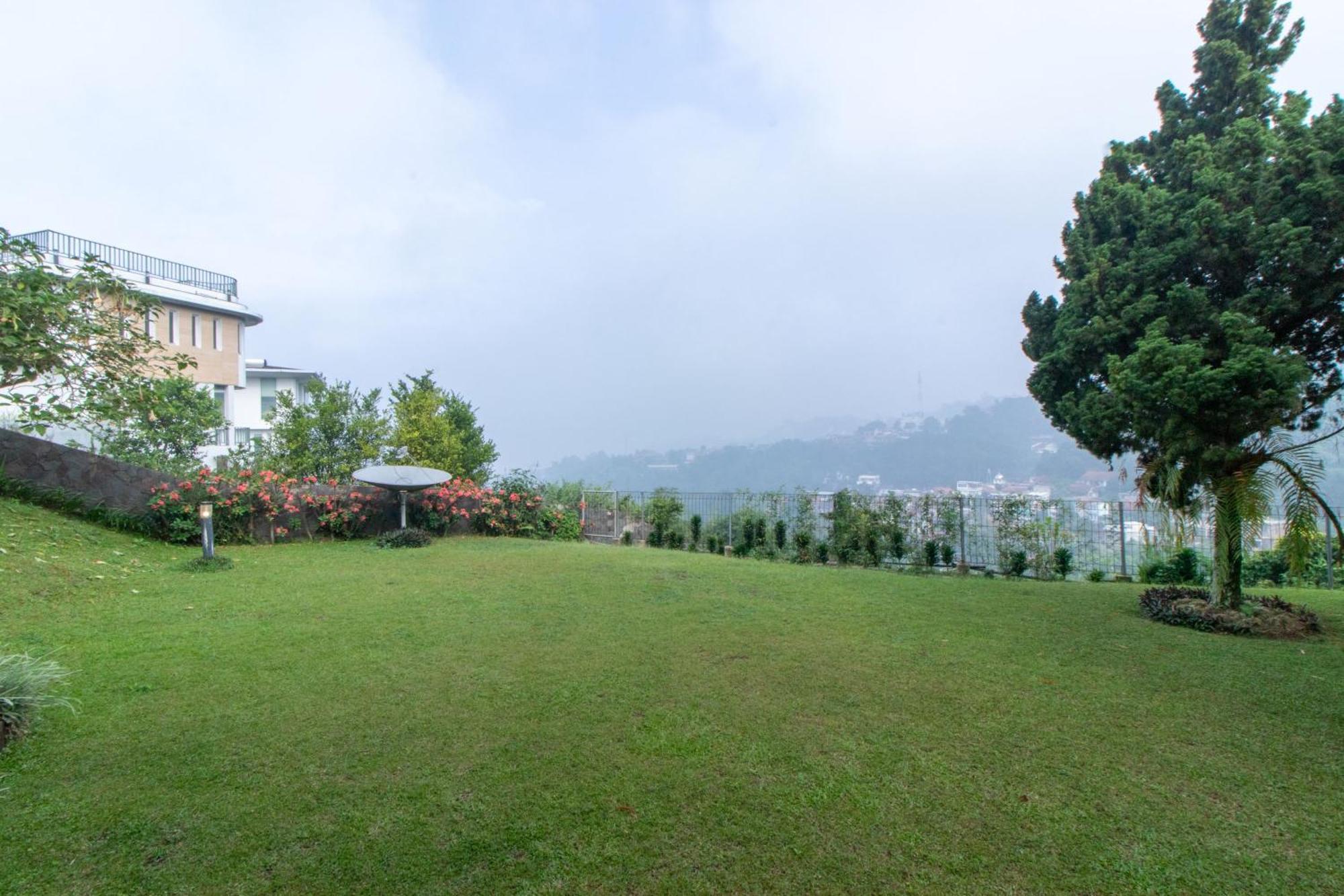 Family Only Villa With Large Backyard - De Reiz Kencana 4Br Bandung Exterior photo