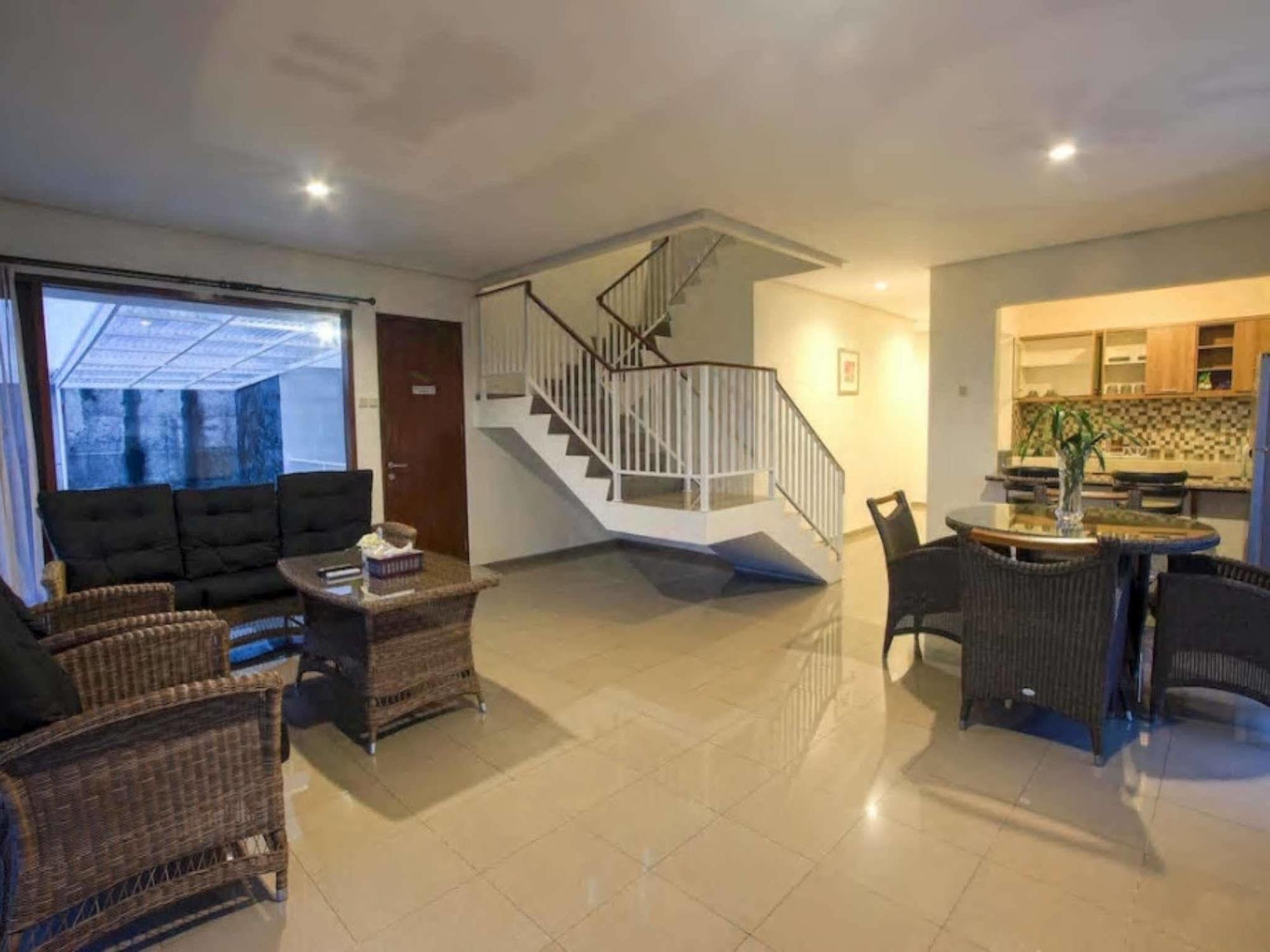 Family Only Villa With Large Backyard - De Reiz Kencana 4Br Bandung Exterior photo