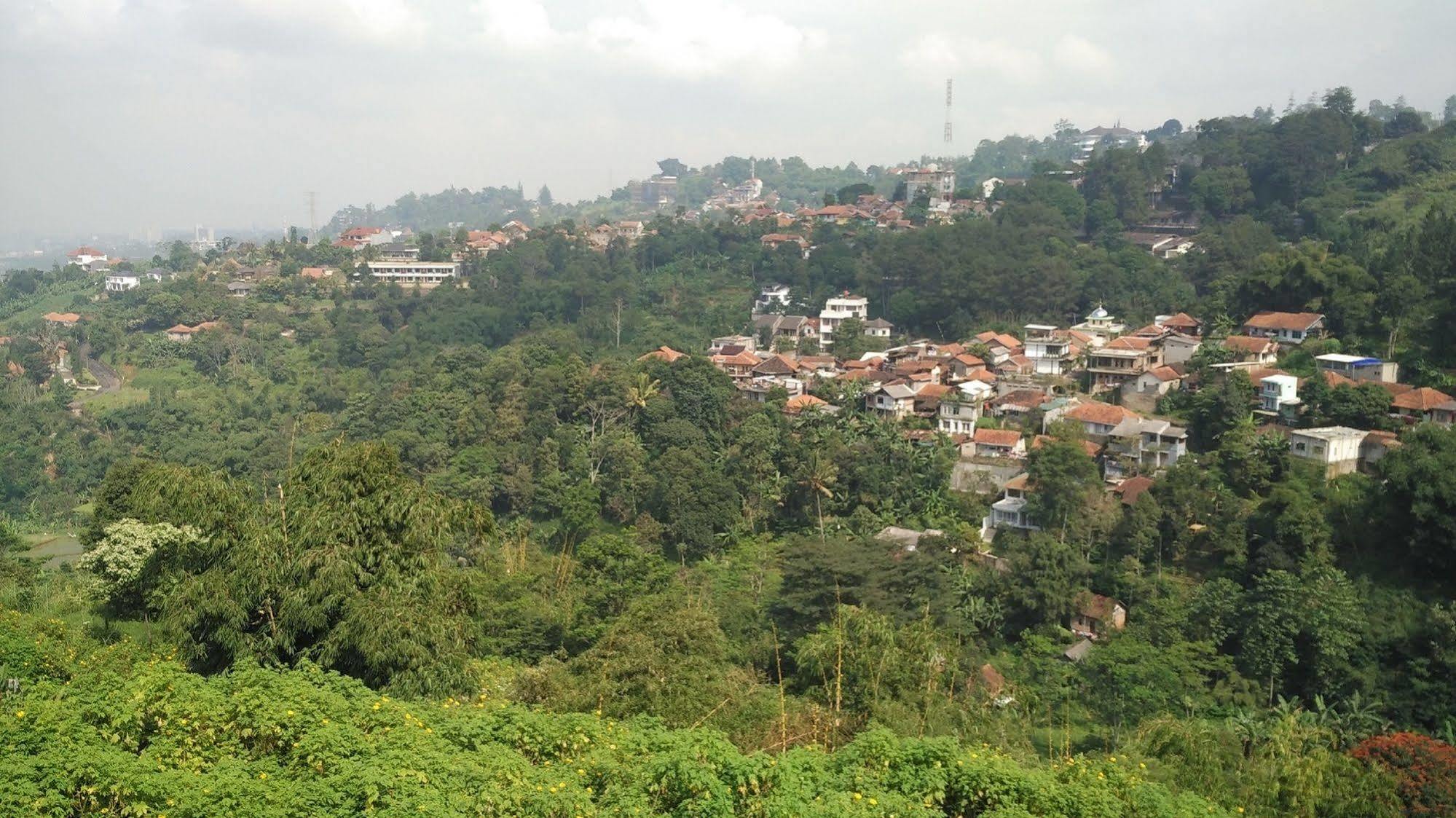 Family Only Villa With Large Backyard - De Reiz Kencana 4Br Bandung Exterior photo